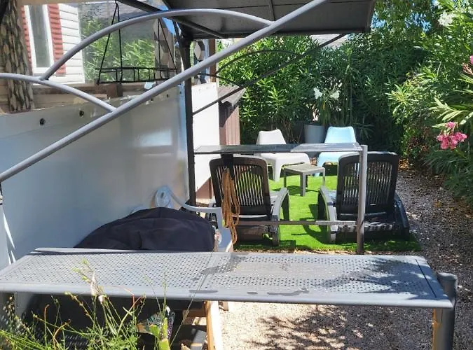 Mobil-home L'olivier مكان تخييم *